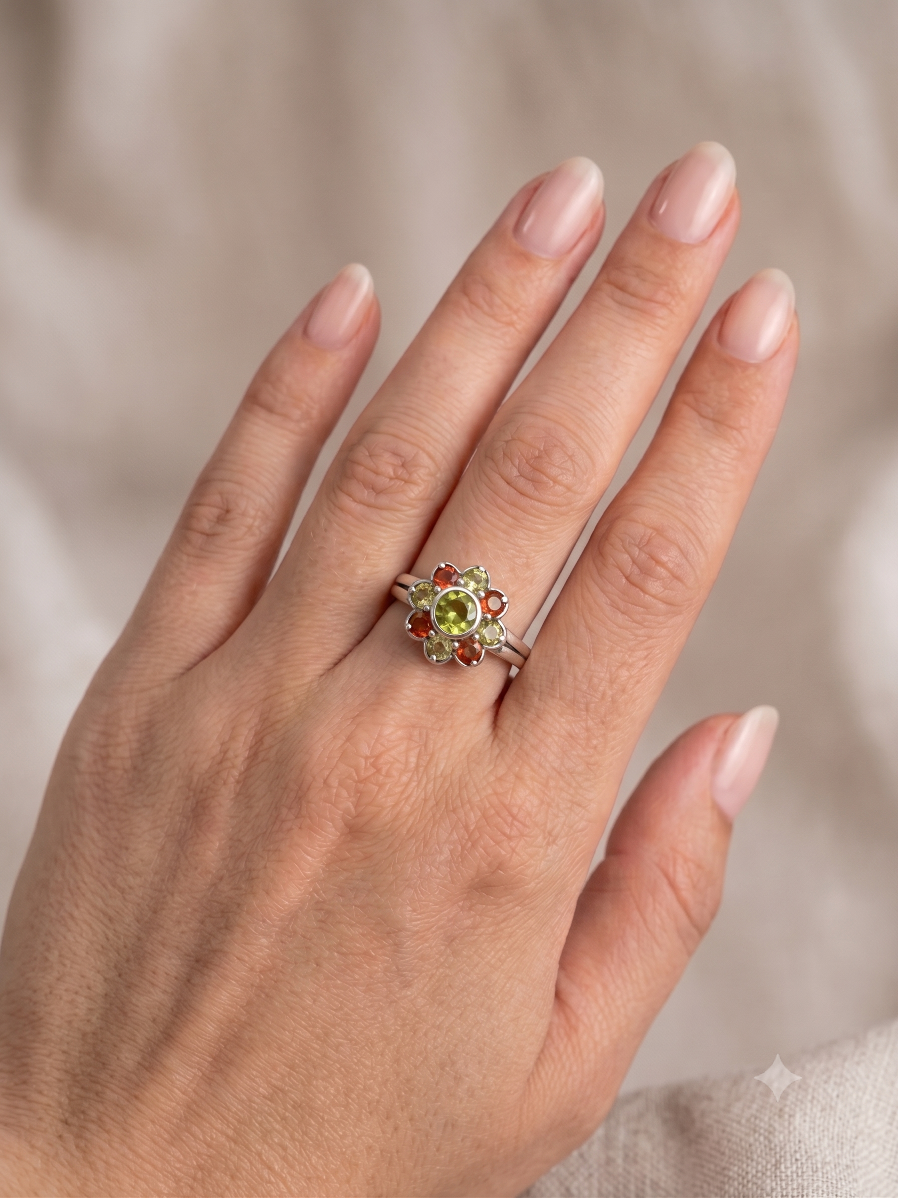 Vintage Floral Peridot & Garnet Cluster Ring in 925 Sterling Silver — image 4